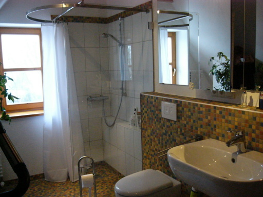Von Architekt und Architektin entworfenes Duschbad