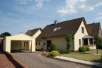 Eingang mit Carport und Geräteschuppen