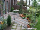 Garten und Terasse eines Doppelhauses