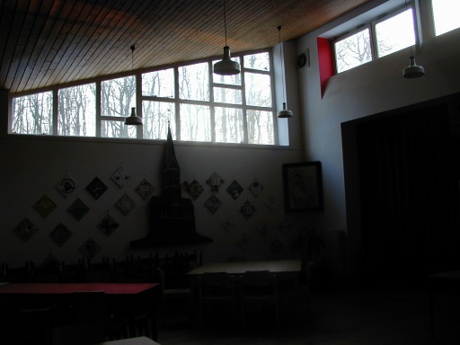 Großer Saal mit neuen Fenstern